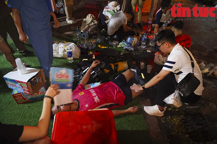 Cảnh sát trắng đêm, kiệt sức cứu người trong vụ cháy chung cư mini ở Hà Nội: 'Cố lên con!.. Cháu còn thở, mọi người cố lên!' - Ảnh 2