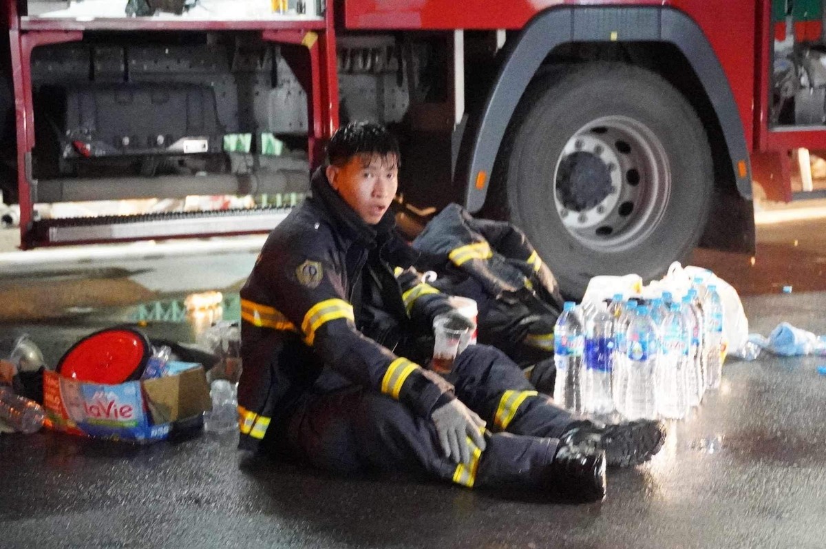 Cảnh sát trắng đêm, kiệt sức cứu người trong vụ cháy chung cư mini ở Hà Nội: 'Cố lên con!.. Cháu còn thở, mọi người cố lên!' - Ảnh 6