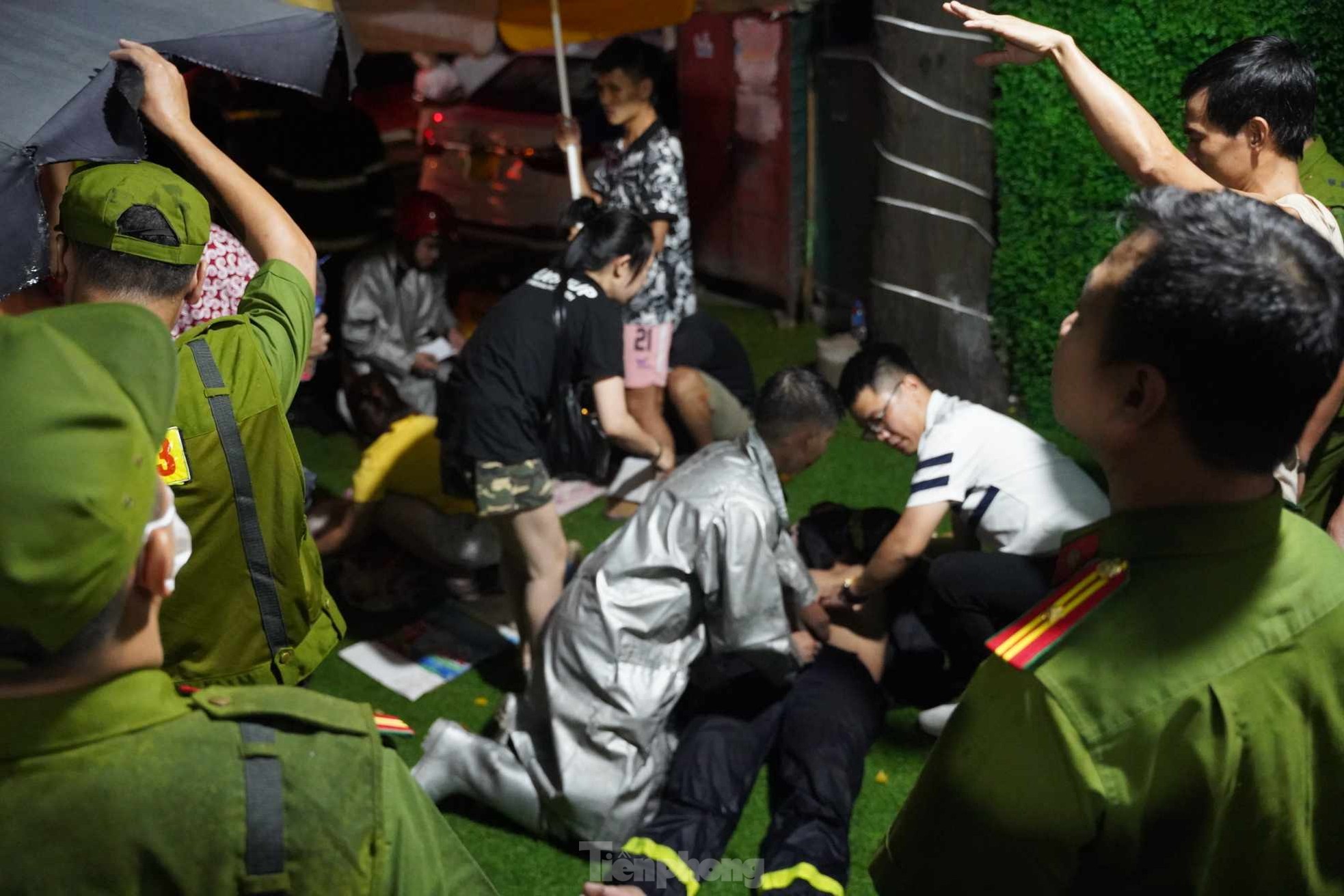 Cảnh sát trắng đêm, kiệt sức cứu người trong vụ cháy chung cư mini ở Hà Nội: 'Cố lên con!.. Cháu còn thở, mọi người cố lên!' - Ảnh 7