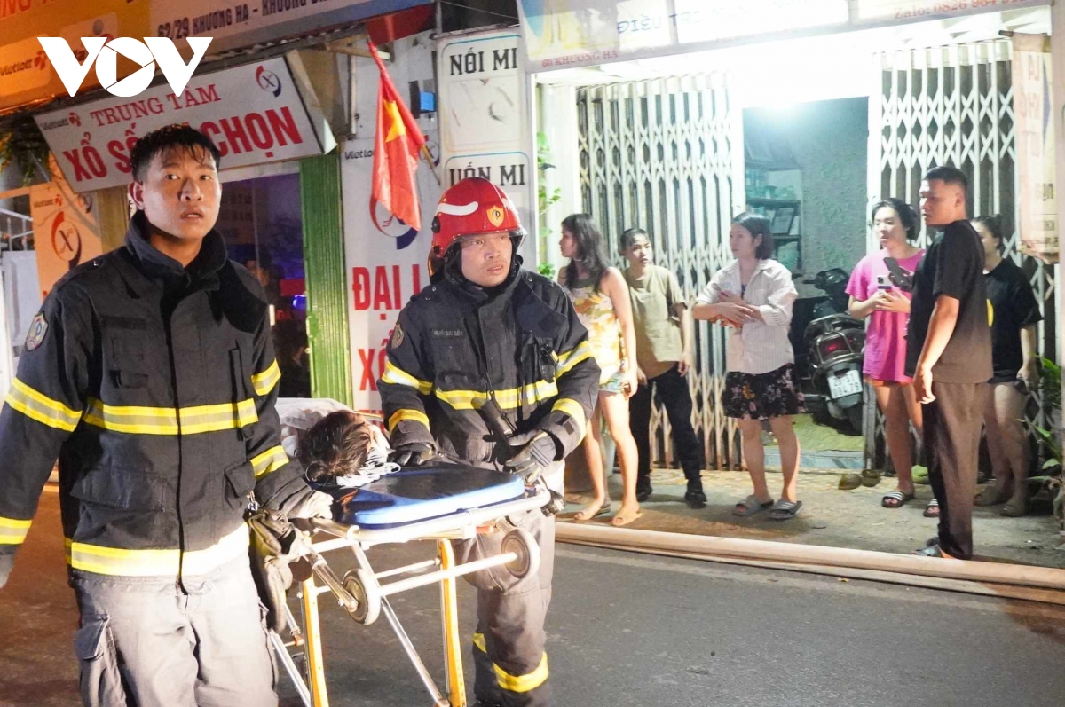 Cảnh sát trắng đêm, kiệt sức cứu người trong vụ cháy chung cư mini ở Hà Nội: 'Cố lên con!.. Cháu còn thở, mọi người cố lên!' - Ảnh 1