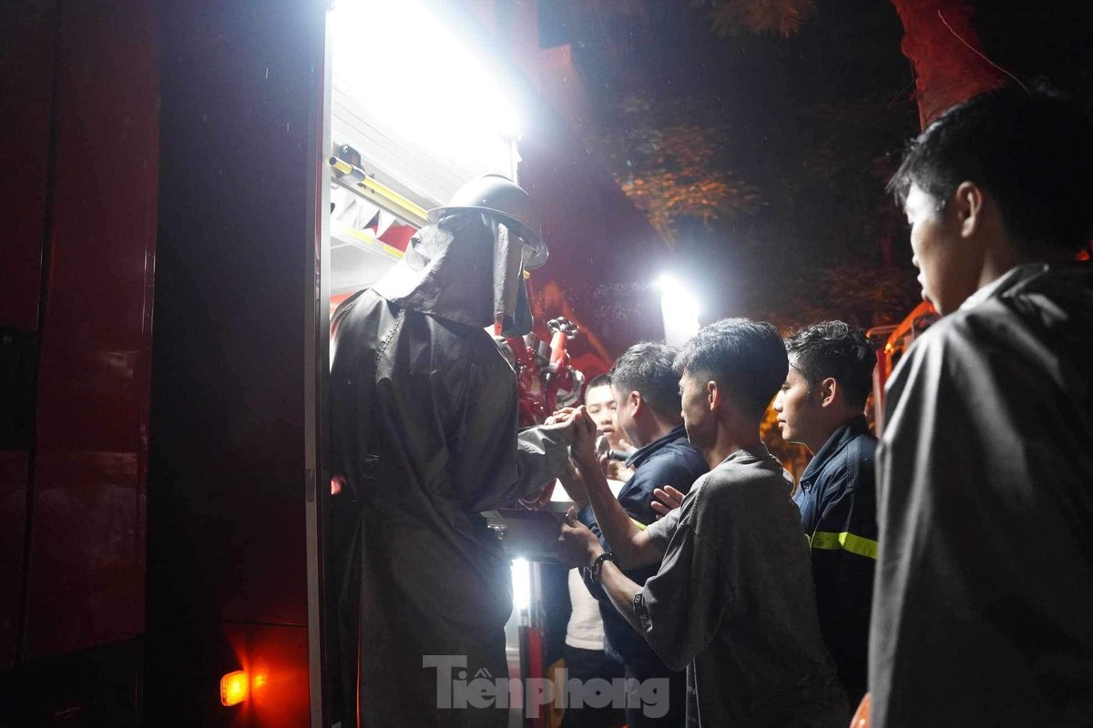 Cảnh sát trắng đêm, kiệt sức cứu người trong vụ cháy chung cư mini ở Hà Nội: 'Cố lên con!.. Cháu còn thở, mọi người cố lên!' - Ảnh 3