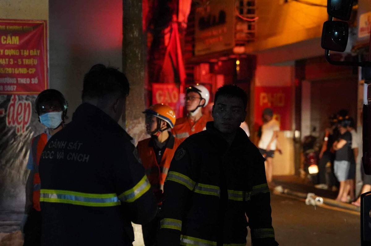Cảnh sát trắng đêm, kiệt sức cứu người trong vụ cháy chung cư mini ở Hà Nội: 'Cố lên con!.. Cháu còn thở, mọi người cố lên!' - Ảnh 5