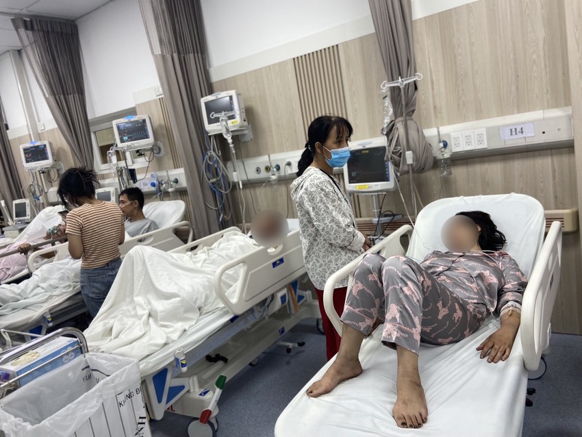 Cháy chung cư ở Hà Nội: 4 mẹ con thoát nạn nhờ bịt khăn ướt, mong ngóng tin tức của con gái 11 tuổi  - Ảnh 2