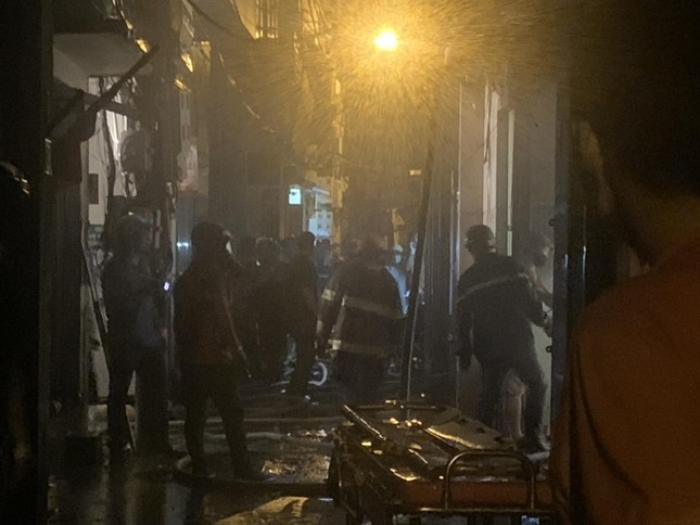 Vụ cháy chung cư mini ở Hà Nội: Bố mẹ đặt con vào xô chuyển từ tầng 7 xuống sân thượng nhà hàng xóm thoát nạn - Ảnh 3