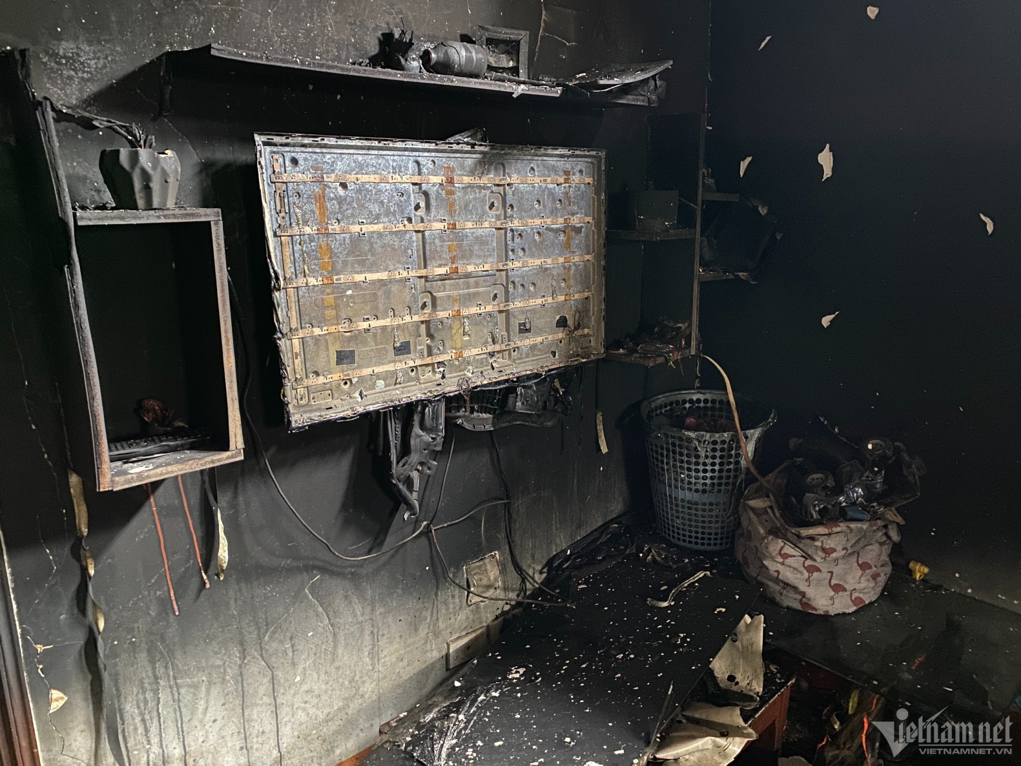 Khung cảnh tan hoang sau vụ hỏa hoạn chung cư mini ở Hà Nội: Nhiều phương tiện cháy trơ khung, đồ vật chỉ còn là đống tro - Ảnh 7