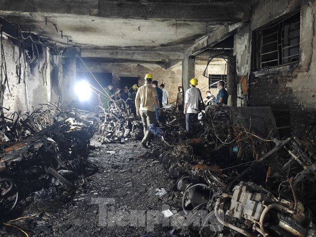Khung cảnh tan hoang sau vụ hỏa hoạn chung cư mini ở Hà Nội: Nhiều phương tiện cháy trơ khung, đồ vật chỉ còn là đống tro - Ảnh 2