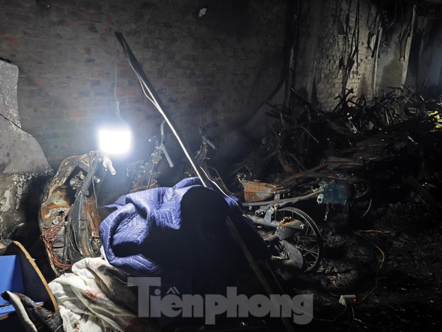 Khung cảnh tan hoang sau vụ hỏa hoạn chung cư mini ở Hà Nội: Nhiều phương tiện cháy trơ khung, đồ vật chỉ còn là đống tro - Ảnh 3
