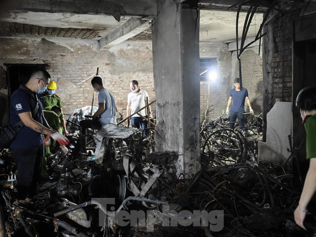 Khung cảnh tan hoang sau vụ hỏa hoạn chung cư mini ở Hà Nội: Nhiều phương tiện cháy trơ khung, đồ vật chỉ còn là đống tro - Ảnh 4