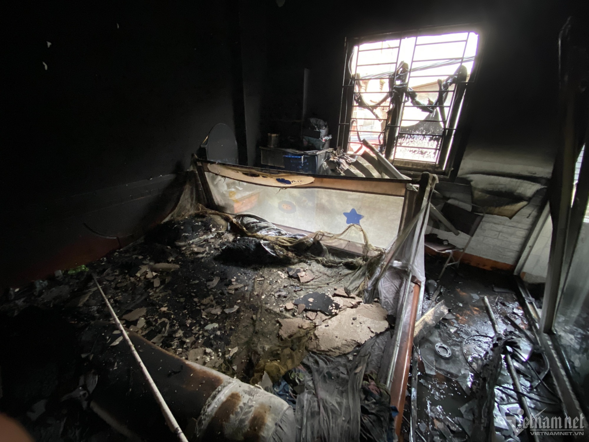 Khung cảnh tan hoang sau vụ hỏa hoạn chung cư mini ở Hà Nội: Nhiều phương tiện cháy trơ khung, đồ vật chỉ còn là đống tro - Ảnh 5