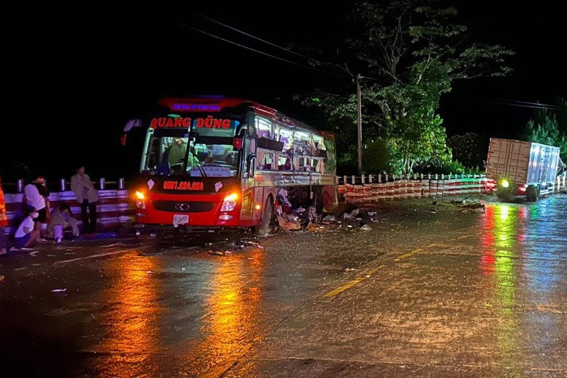 Kon Tum: Xe khách chở 32 người va chạm xe tải, 1 người tử vong tại chỗ, nhiều người bị thương  - Ảnh 1