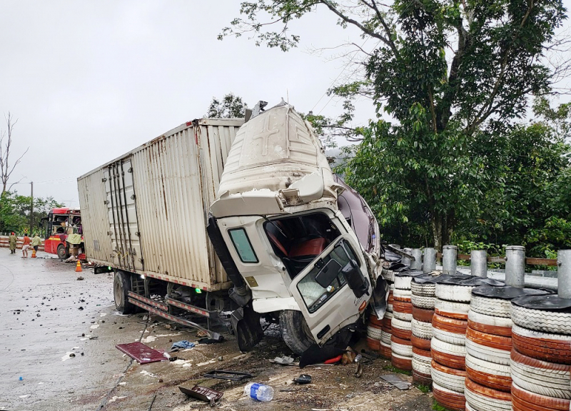 Kon Tum: Xe khách chở 32 người va chạm xe tải, 1 người tử vong tại chỗ, nhiều người bị thương  - Ảnh 2