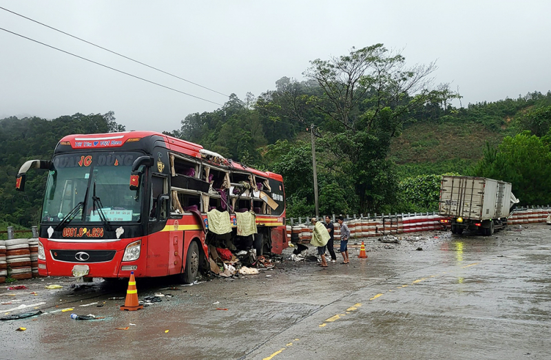 Kon Tum: Xe khách chở 32 người va chạm xe tải, 1 người tử vong tại chỗ, nhiều người bị thương  - Ảnh 3