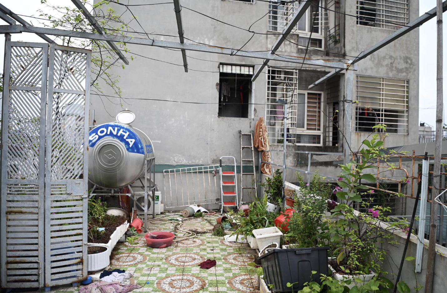 Vụ cháy chung cư mini ở Hà Nội: Bố mẹ đặt con vào xô chuyển từ tầng 7 xuống sân thượng nhà hàng xóm thoát nạn - Ảnh 1