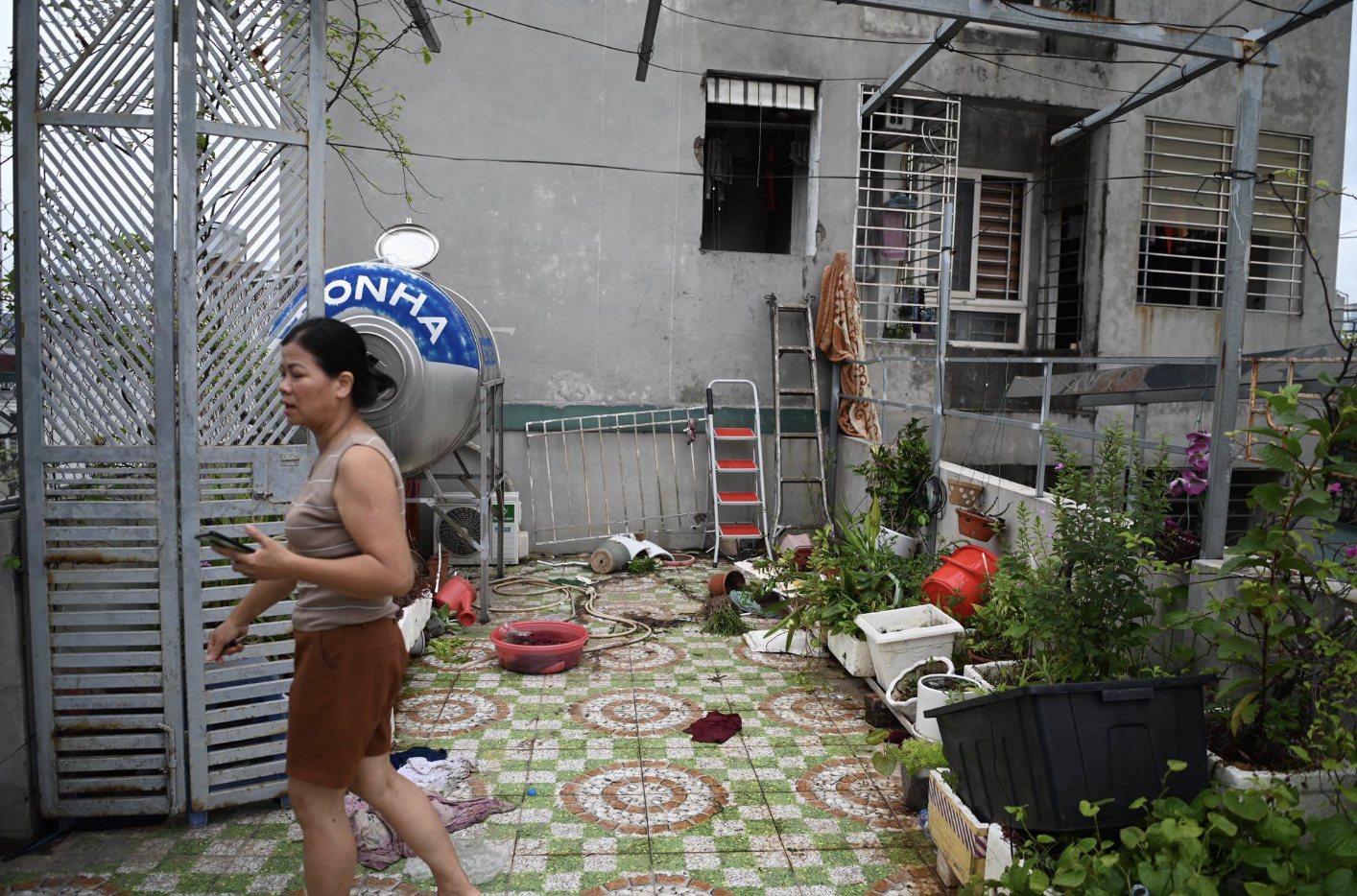 Vụ cháy chung cư mini ở Hà Nội: Bố mẹ đặt con vào xô chuyển từ tầng 7 xuống sân thượng nhà hàng xóm thoát nạn - Ảnh 2