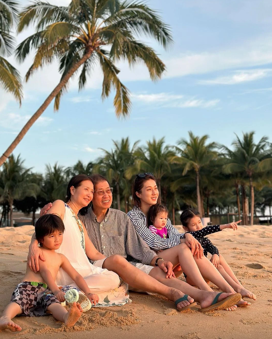 Chung Gia Hân khoe ảnh cả gia đình ở Phú Quốc, nhan sắc cựu hoa đán TVB 'gây bão' khắp cõi mạng - Ảnh 5