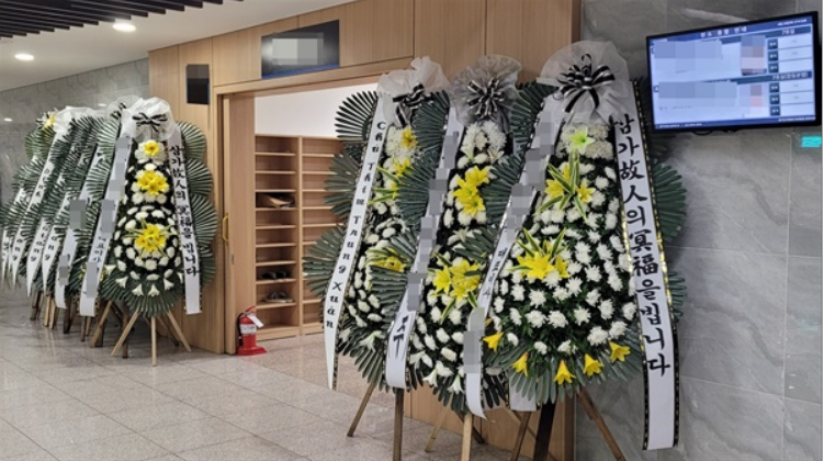 Hình ảnh hiếm hoi về lễ viếng 2 anh em ruột tử vong tại Hàn: Không gian vắng lặng buồn bã, chỉ có tiếng khóc nghẹn ngào! - Ảnh 2