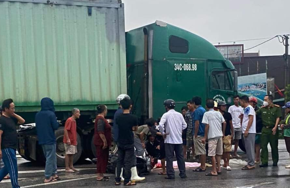 Va chạm với xe container, cháu bé 4 tuổi tử vong thương tâm ở Nghệ An - Ảnh 1