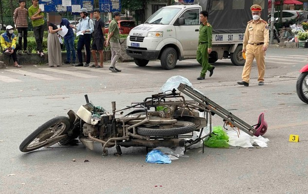 Hiện trường vụ nữ tài xế ô tô gây tai nạn liên hoàn khiến 2 người bị thương ở Hà Nội - Ảnh 3