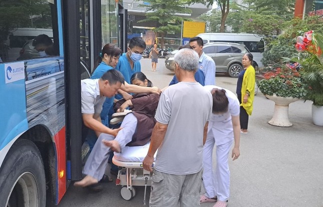 Nhân viên xe buýt ở Hà Nội kịp thời đưa người phụ nữ bị co giật, hôn mê đi cấp cứu - Ảnh 1