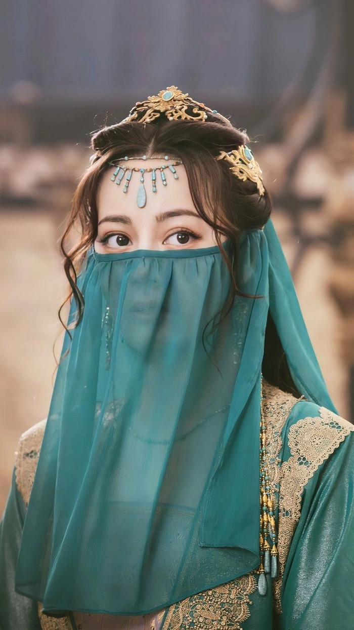 Tạo hình lộng lẫy của Địch Lệ Nhiệt Ba trong trang phục dân tộc được netizen 'đào lại' trước tin đồn tham gia phim về vùng đất Tân Cương  - Ảnh 3
