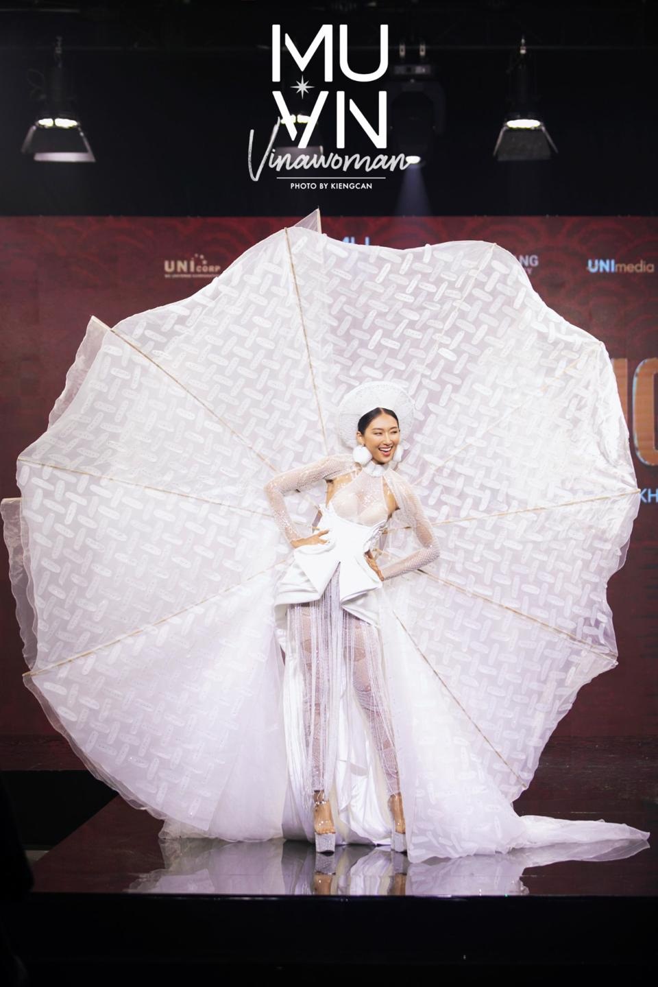 Hoa khôi bóng chuyền Đặng Thu Huyền gây thất vọng vì màn trình diễn không tốt ở đêm thi Hoa hậu Hoàn Vũ Việt Nam - Ảnh 6