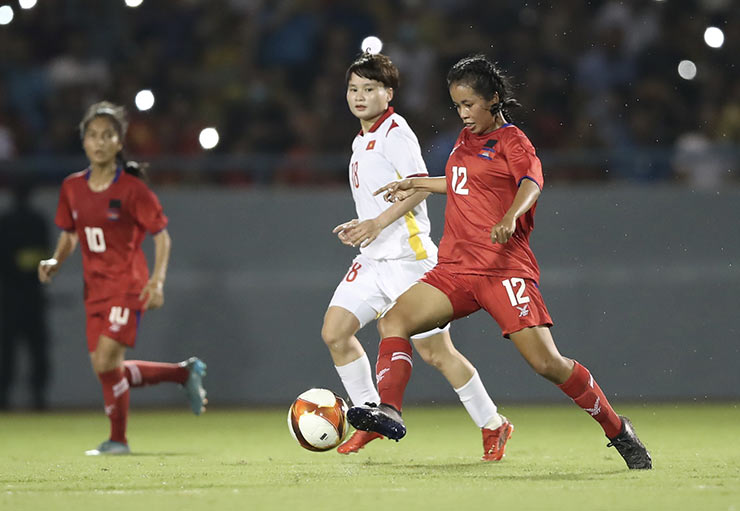 Nguyễn Thị Vạn, nữ cầu thủ giành cúp vàng Sea Games 31 được ví như em gái Quang Hải - Ảnh 4