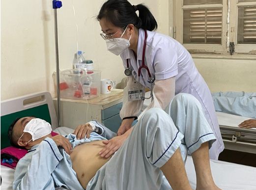 Người phụ nữ bị ung thư phổi di căn từ triệu chứng đáng ngạc nhiên ở lưng, Việt Nam tỉ lệ người trẻ mắc có xu hướng tăng - Ảnh 2