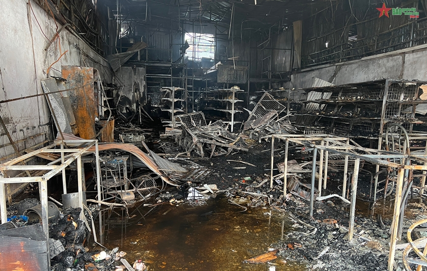 Thêm một vụ cháy lớn trong đêm, thiêu rụi một cơ sở kinh doanh ở Điện Biên, thiệt hại hàng tỷ đồng  - Ảnh 2