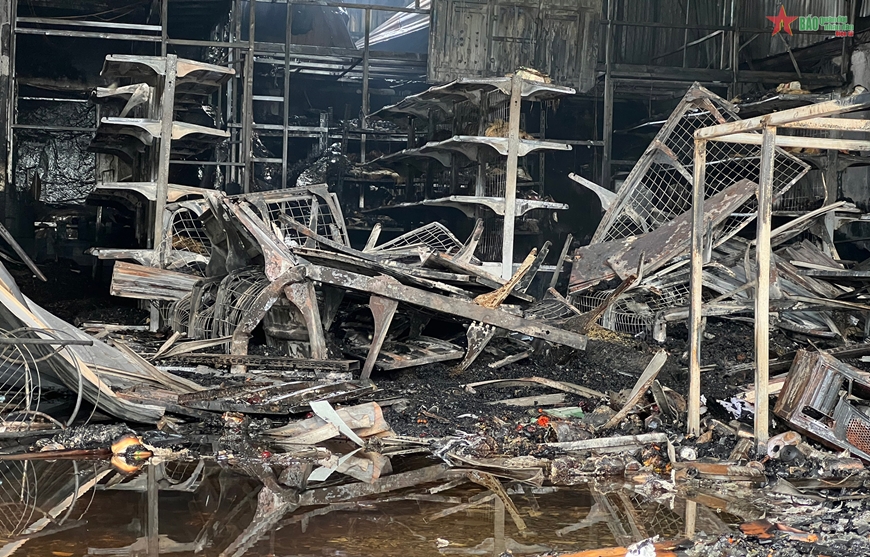 Thêm một vụ cháy lớn trong đêm, thiêu rụi một cơ sở kinh doanh ở Điện Biên, thiệt hại hàng tỷ đồng  - Ảnh 3