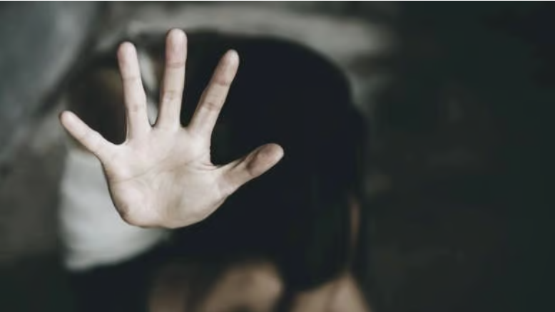 Bé gái 15 tuổi trên đường đến trường bị 2 người bắt cóc và cưỡng hiếp tập thể - Ảnh 1