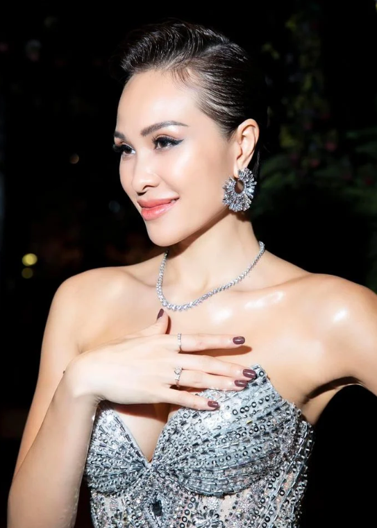 MC Phương Mai nói về sự cố suýt 'ngã ngửa' trong đêm chung kết Miss Charm 2023 - Ảnh 4