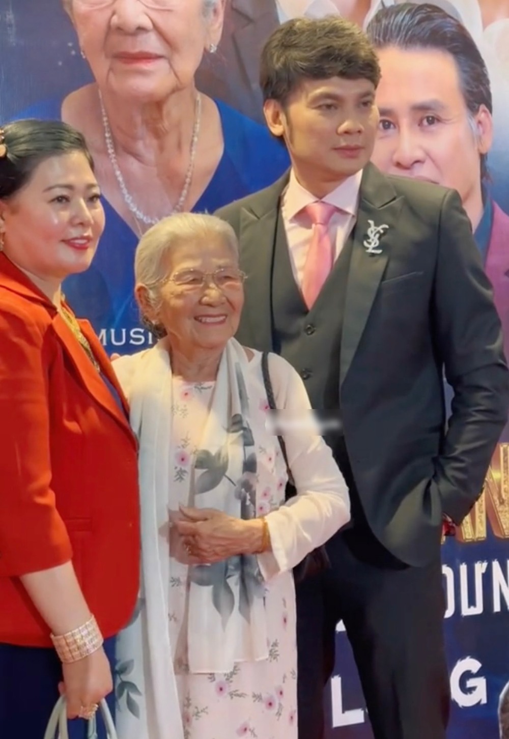 NSƯT Phi Điểu tuổi 90 vẫn được fan vây quanh để chụp ảnh cùng tại sự kiện, diện trang phục đậm nét người phụ nữ Việt - Ảnh 2