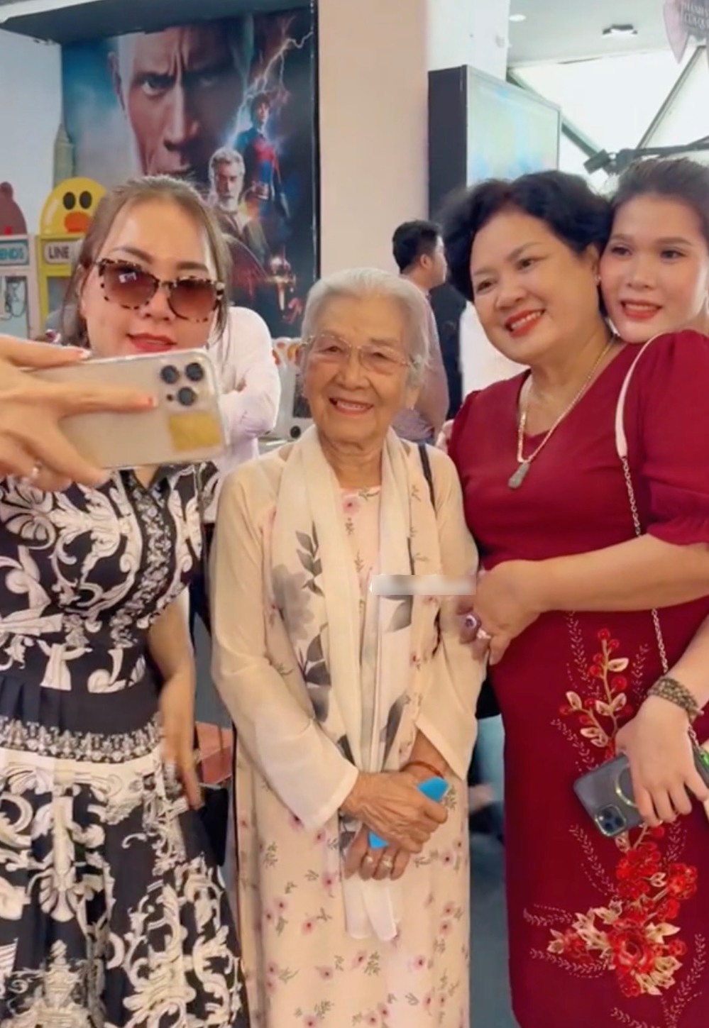 NSƯT Phi Điểu tuổi 90 vẫn được fan vây quanh để chụp ảnh cùng tại sự kiện, diện trang phục đậm nét người phụ nữ Việt - Ảnh 4