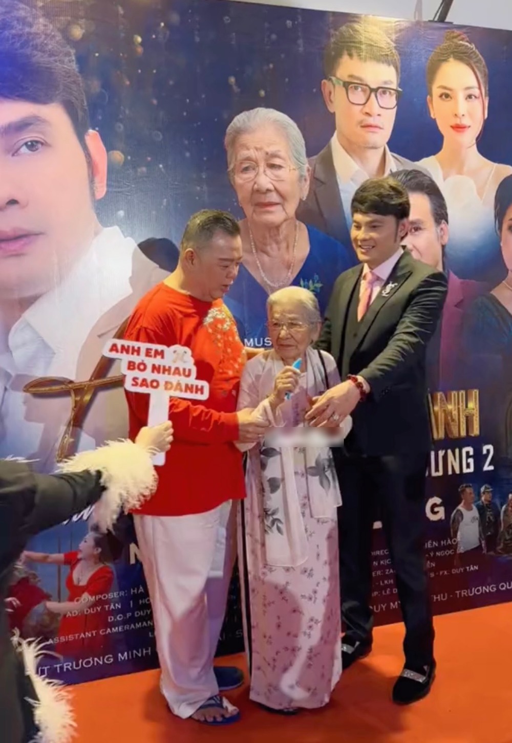 NSƯT Phi Điểu tuổi 90 vẫn được fan vây quanh để chụp ảnh cùng tại sự kiện, diện trang phục đậm nét người phụ nữ Việt - Ảnh 5