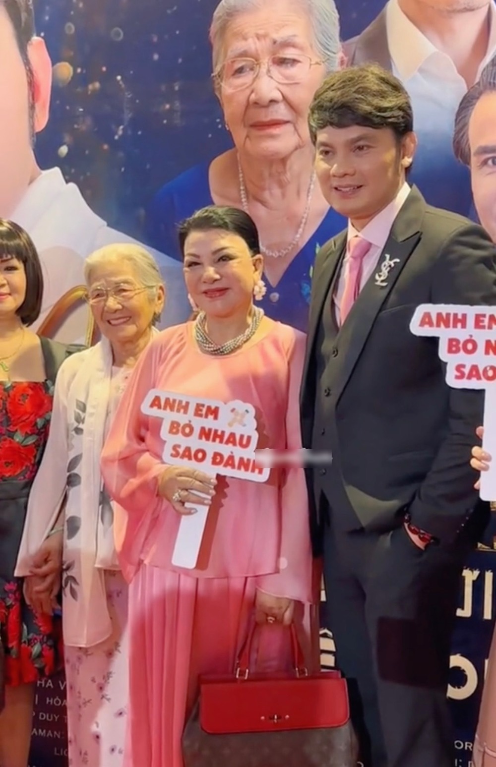 NSƯT Phi Điểu tuổi 90 vẫn được fan vây quanh để chụp ảnh cùng tại sự kiện, diện trang phục đậm nét người phụ nữ Việt - Ảnh 3