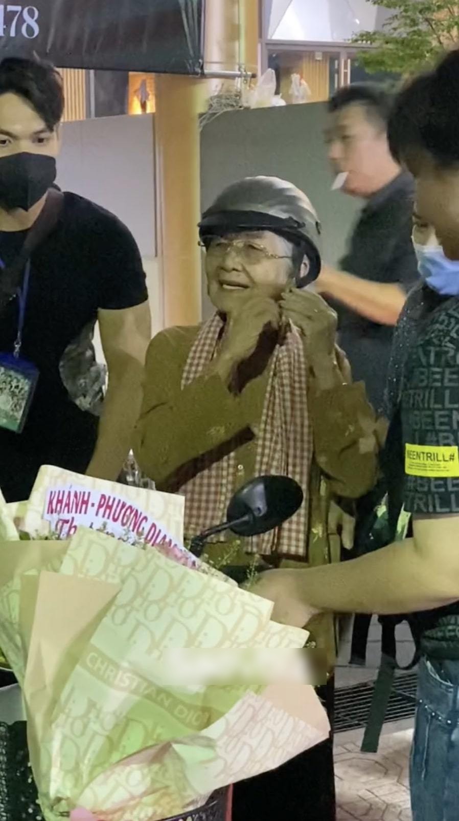 NSƯT Phi Điểu tuổi 90 vẫn được fan vây quanh để chụp ảnh cùng tại sự kiện, diện trang phục đậm nét người phụ nữ Việt - Ảnh 7