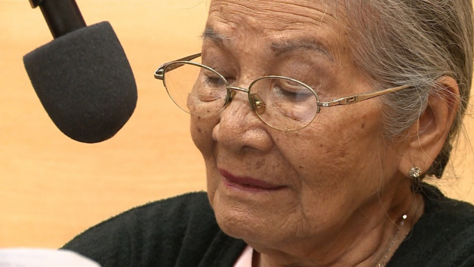 NSƯT Phi Điểu tuổi 90 vẫn được fan vây quanh để chụp ảnh cùng tại sự kiện, diện trang phục đậm nét người phụ nữ Việt - Ảnh 8