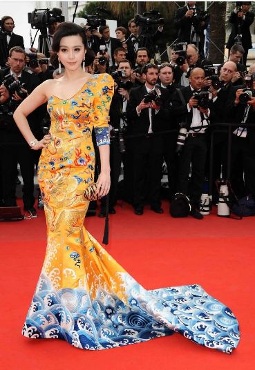Bao mùa vắng mặt Cannes vì phong sát, Phạm Băng Băng vẫn không giảm độ hot với những bộ váy thảm đỏ 'từng làm mưa làm gió' một thời - Ảnh 1