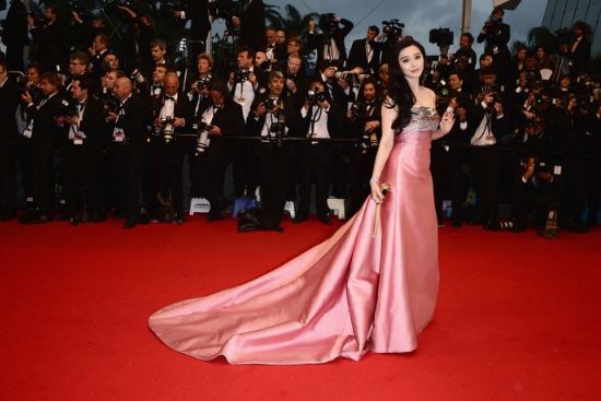 Bao mùa vắng mặt Cannes vì phong sát, Phạm Băng Băng vẫn không giảm độ hot với những bộ váy thảm đỏ 'từng làm mưa làm gió' một thời - Ảnh 4