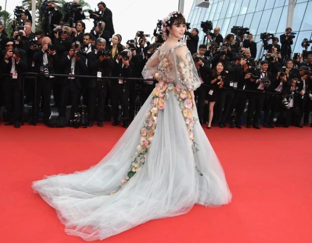 Bao mùa vắng mặt Cannes vì phong sát, Phạm Băng Băng vẫn không giảm độ hot với những bộ váy thảm đỏ 'từng làm mưa làm gió' một thời - Ảnh 5