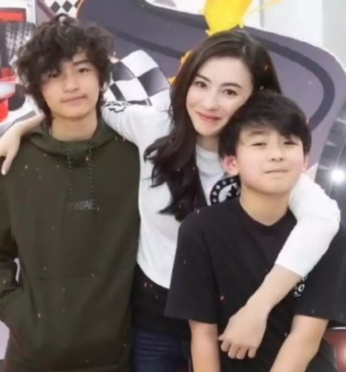 Con trai út của Tạ Đình Phong và Trương Bá Chi gây sốt MXH với ngoại hình tuổi 13 - Ảnh 4