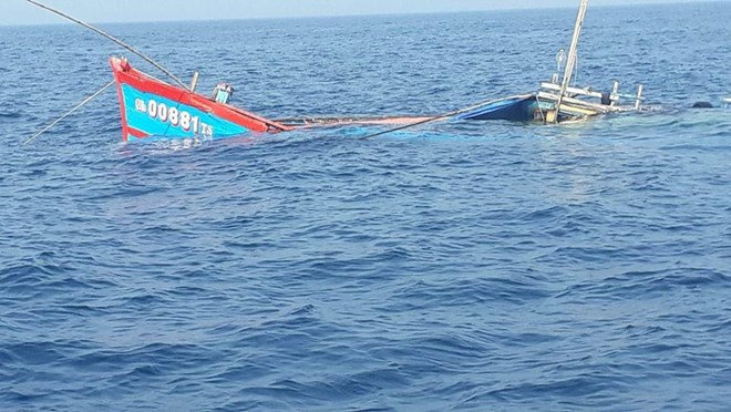 Chìm tàu cá khi đang về bờ, 5 ngư dân ở Phú Yên mất tích: Sóng lớn làm ảnh hướng đến công tác tìm kiếm - Ảnh 1