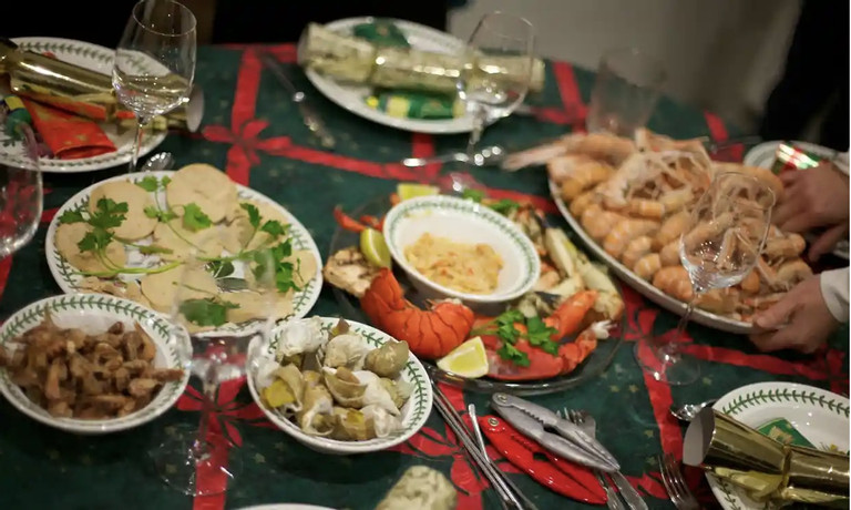 Tiết lộ thực đơn khiến hơn 700 nhân viên ngộ độc thực phẩm sau tiệc Giáng sinh - Ảnh 1
