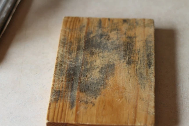 Làm sạch thớt gỗ bị đen chỉ với 5 phút tại nhà với nguyên liệu có sẵn - Ảnh 1