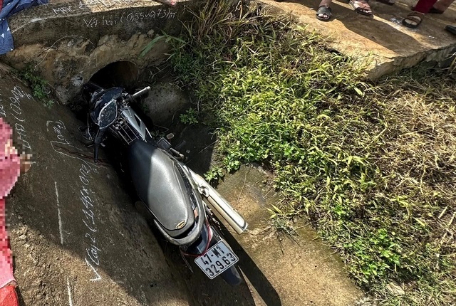 Tai nạn nghiêm trọng: Xe máy lao xuống mương nước, 2 người tử vong tại chỗ - Ảnh 2