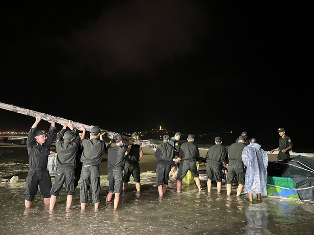 Đà Nẵng 'gõ cửa' từng nhà vận động người dân sơ tán trước bão Noru - Ảnh 8