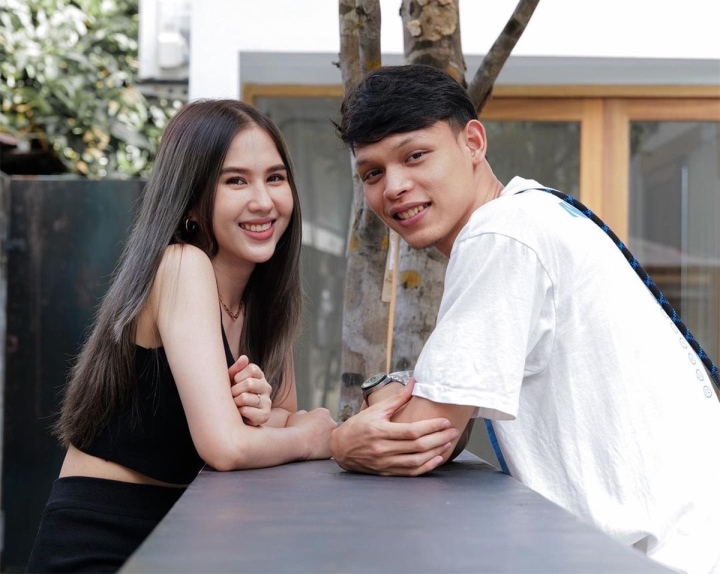 Bạn gái phóng viên siêu nóng bỏng, xinh đẹp rạng ngời của tiền đạo tuyển Thái Lan: 'Trai tài gái sắc là đây chứ đâu' - Ảnh 1