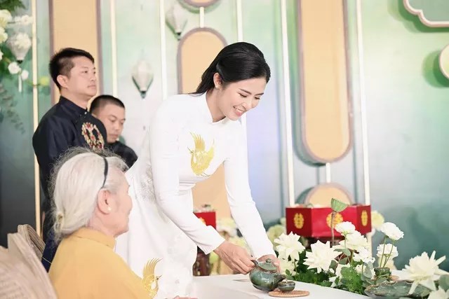 Hoa hậu Ngọc Hân diện áo dài nền nã, sánh đôi cùng chồng sắp cưới trong lễ ăn hỏi tại Hà Nội - Ảnh 1