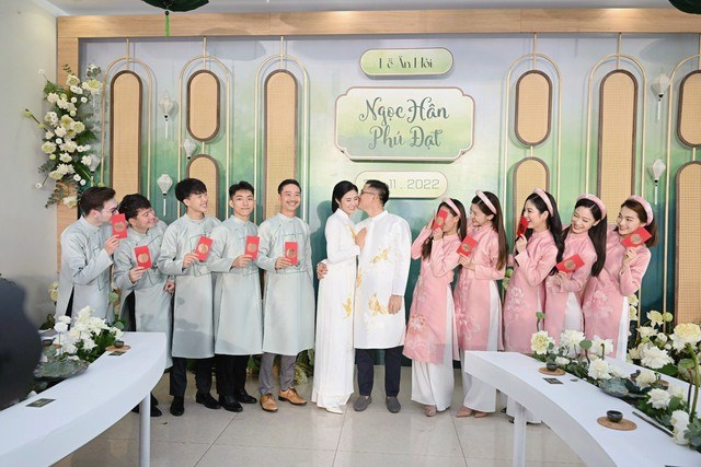 Hoa hậu Ngọc Hân diện áo dài nền nã, sánh đôi cùng chồng sắp cưới trong lễ ăn hỏi tại Hà Nội - Ảnh 3