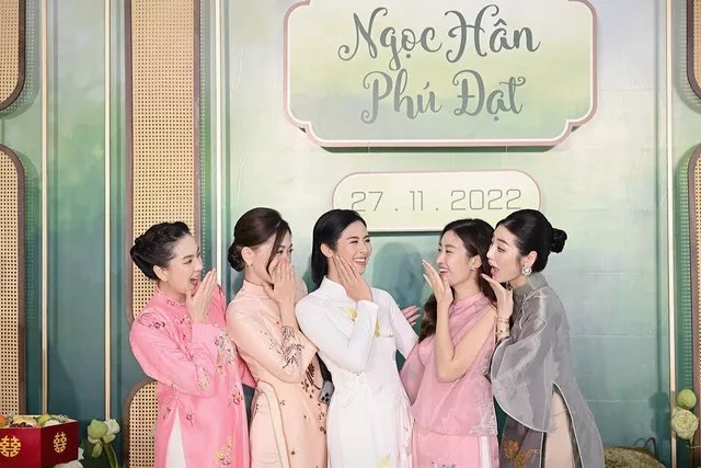 Hoa hậu Ngọc Hân diện áo dài nền nã, sánh đôi cùng chồng sắp cưới trong lễ ăn hỏi tại Hà Nội - Ảnh 4